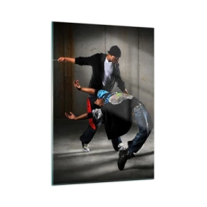 Cuadro sobre vidrio - Impresiones sobre Vidrio - Un grupo de bailarines en una pose dinámica sobre un fondo industrial. - 50x70cm - Bailando con el viento de la calle - Decoración de pared moderna para salón y dormitorio ARTTOR