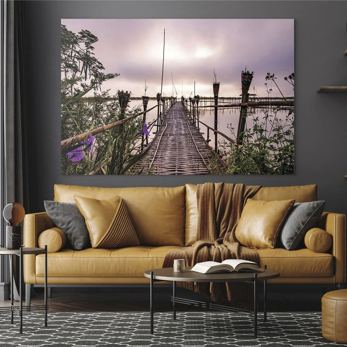 Cuadro sobre vidrio - Impresiones sobre Vidrio - Un puente de bambú que cruza el lago, rodeado de plantas y flores. - 70x50cm - La tranquilidad de Asia - Decoración de pared moderna para salón y dormitorio ARTTOR
