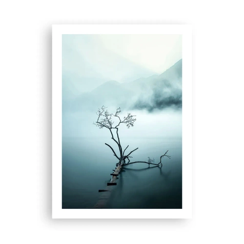 Póster - Una fotografía de un árbol solitario que crece fuera del agua, rodeado de niebla y montañas. - 50x70cm - Fuera del agua y de la niebla - Decoración de pared moderna para salón y dormitorio ARTTOR