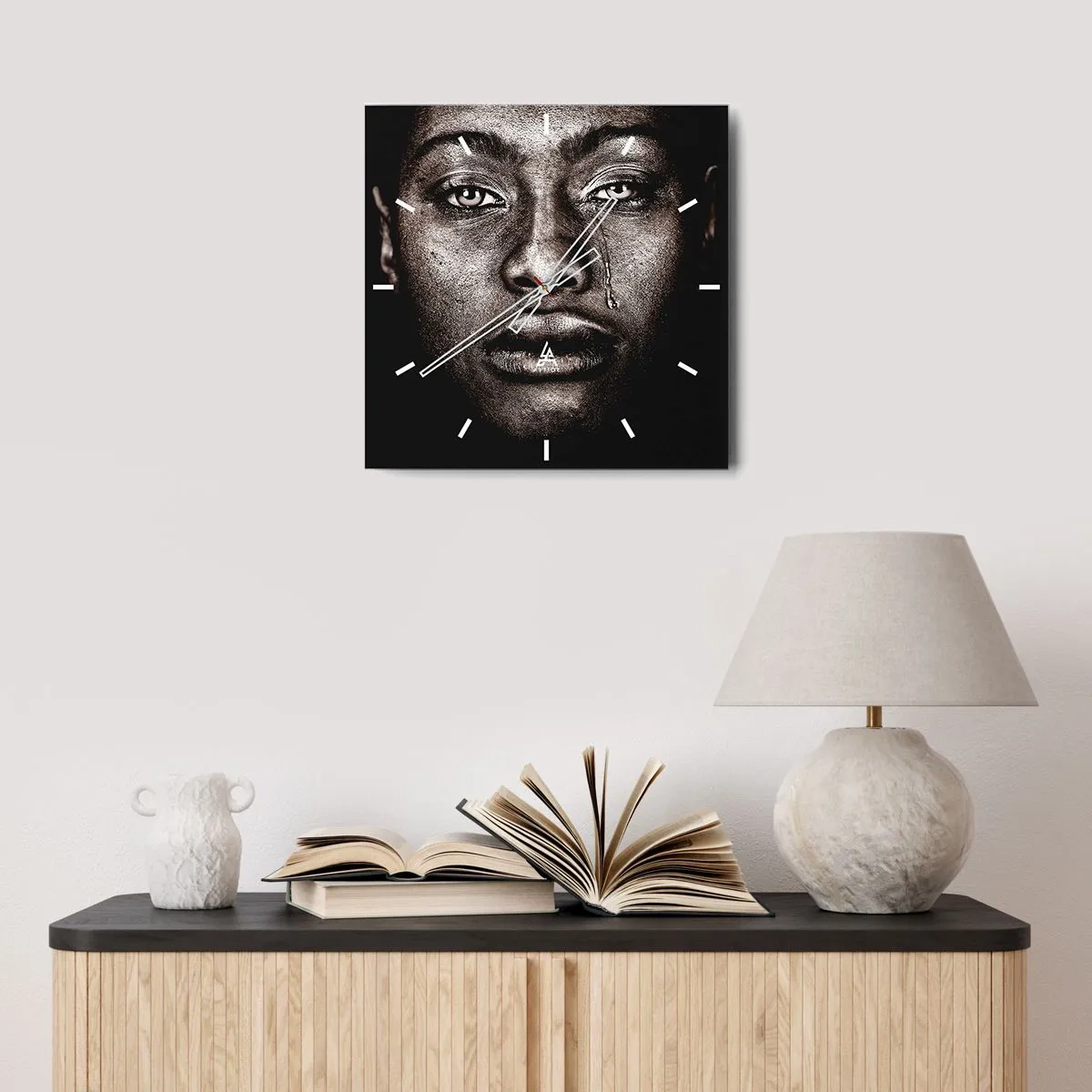 Reloj de pared - Reloj de vidrio - Retrato de un rostro con una sola lágrima sobre un fondo negro - 30x30cm - Una lágrima - Decoración de pared moderna para salón y dormitorio ARTTOR