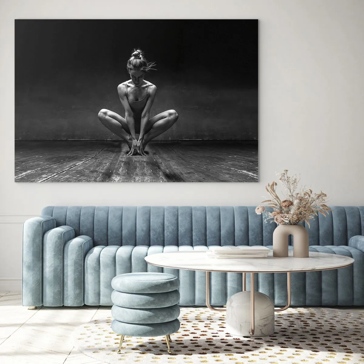 Cuadro sobre vidrio - Impresiones sobre Vidrio - Una bailarina en pose de ballet sobre un suelo de madera. - 70x50cm - Concentración de energía del baile - Decoración de pared moderna para salón y dormitorio ARTTOR