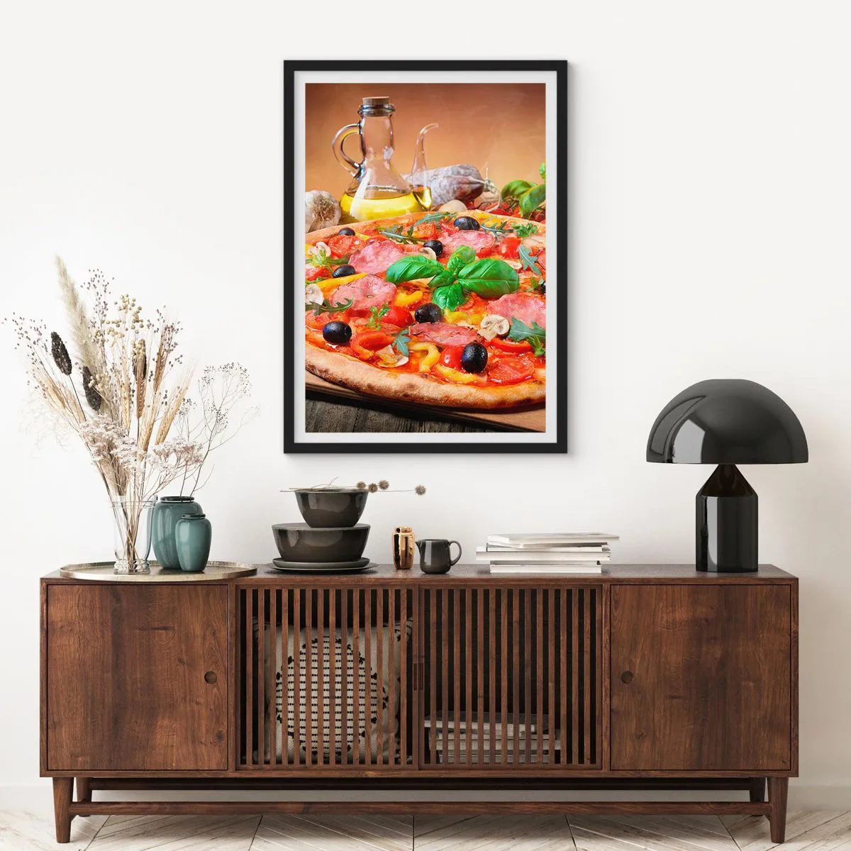 Póster en marco negro - Deliciosa pizza con aceitunas y hierbas sobre una mesa de madera. - 50x70cm - Con un verdadero sabor italiano - Decoración de pared moderna para salón y dormitorio ARTTOR