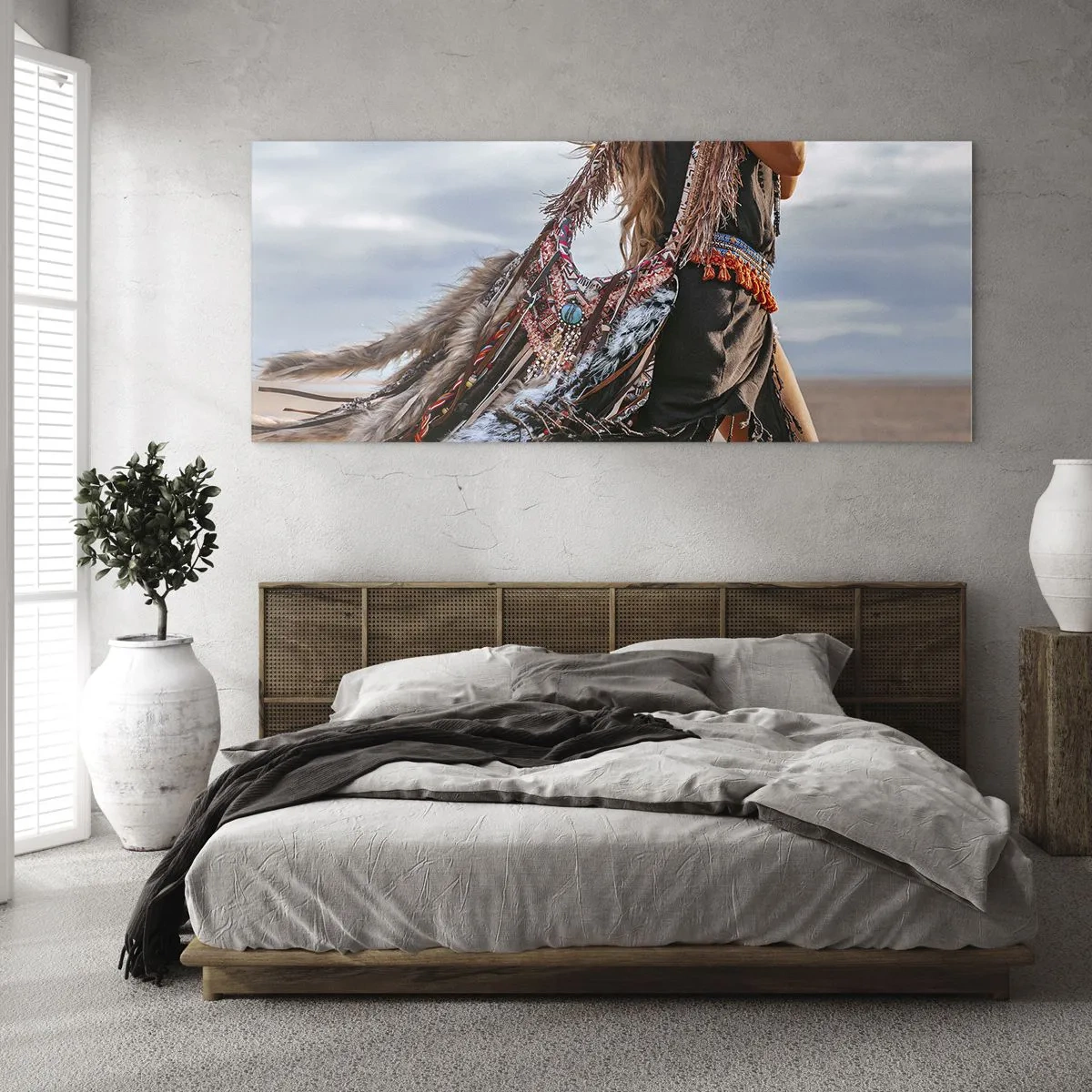 Cuadro sobre vidrio - Impresiones sobre Vidrio - Una mujer con estilo boho con detalles de plumas y joyas. - 120x50cm - La chamana - Decoración de pared moderna para salón y dormitorio ARTTOR