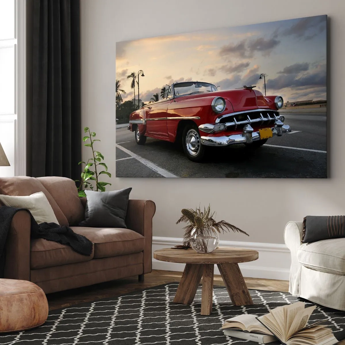 Cuadro sobre lienzo - Impresión de Imagen - Un clásico convertible rojo aparcado junto a las palmeras al anochecer. - 70x50cm - El rojo calor de los trópicos - Decoración de pared moderna para salón y dormitorio ARTTOR
