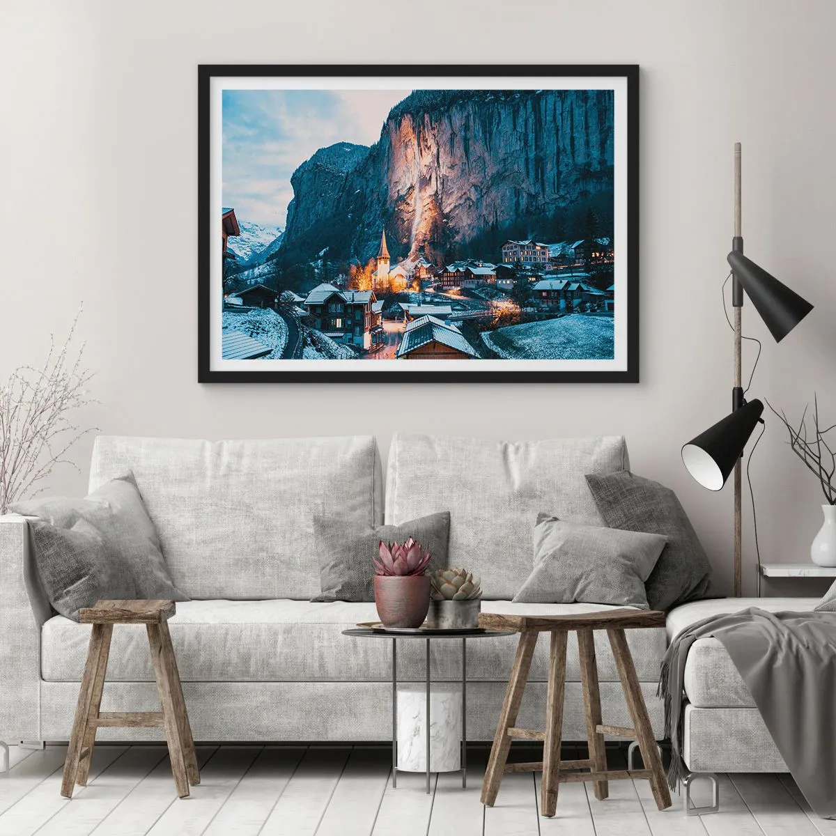 Póster en marco negro - Un pintoresco pueblo invernal rodeado de montañas. - 100x70cm - El espíritu luminoso del invierno - Decoración de pared moderna para salón y dormitorio ARTTOR