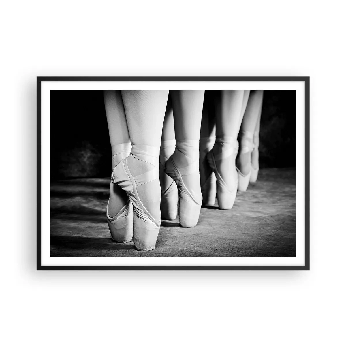 Póster en marco negro - Fotografía en blanco y negro de las zapatillas de ballet de una bailarina. - 100x70cm - En conjunto y al unísono - Decoración de pared moderna para salón y dormitorio ARTTOR