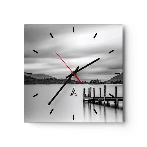 Reloj de pared - Reloj de vidrio - Paisaje en blanco y negro con un muelle sobre un lago. - 30x30cm - Dulzura y la fuerza - Decoración de pared moderna para salón y dormitorio ARTTOR