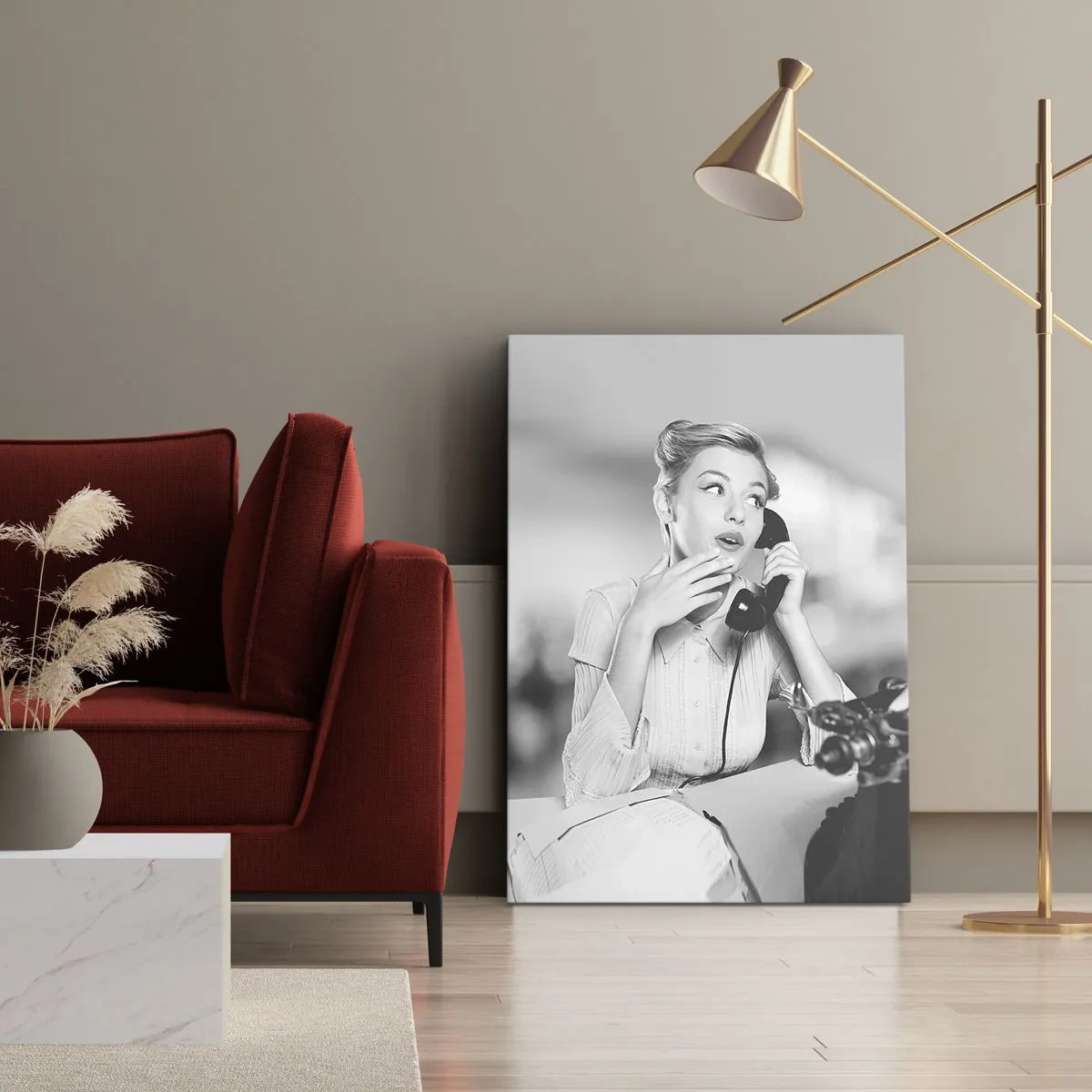 Cuadro sobre lienzo - Impresión de Imagen - Una mujer hablando por teléfono frente a una máquina de escribir. - 70x100cm - ¿Diga?, estamos en los años 50. - Decoración de pared moderna para salón y dormitorio ARTTOR