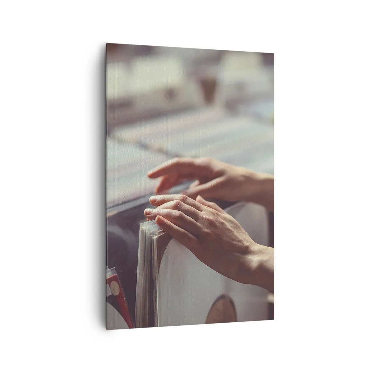 Cuadro sobre lienzo - Impresión de Imagen - Manos mirando a través de una colección de vinilos - 80x120cm - En busca de emociones - Decoración de pared moderna para salón y dormitorio ARTTOR