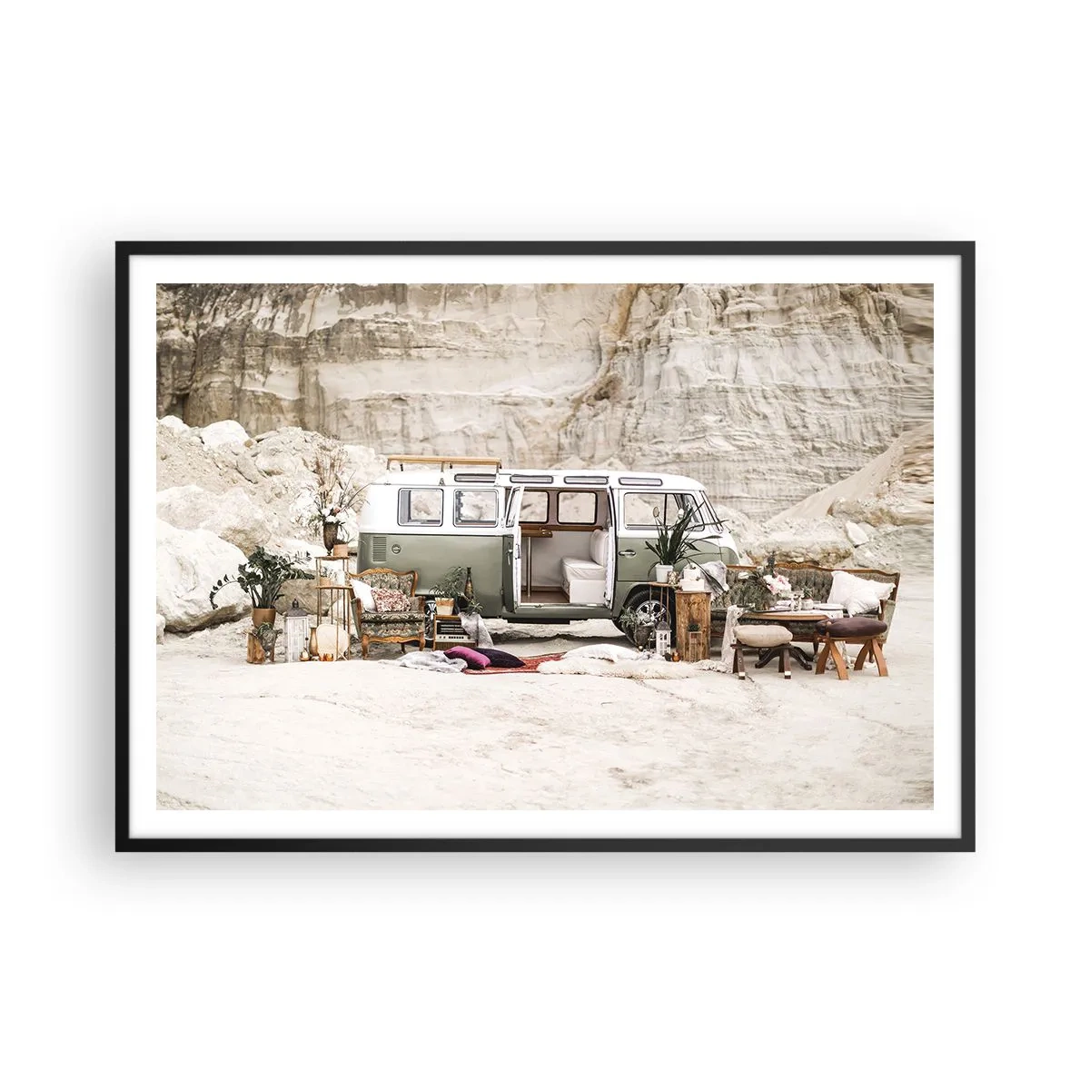 Póster en marco negro - Una caravana retro con diseño boho frente a un paisaje rocoso. - 100x70cm - Hora de empezar el viaje - Decoración de pared moderna para salón y dormitorio ARTTOR