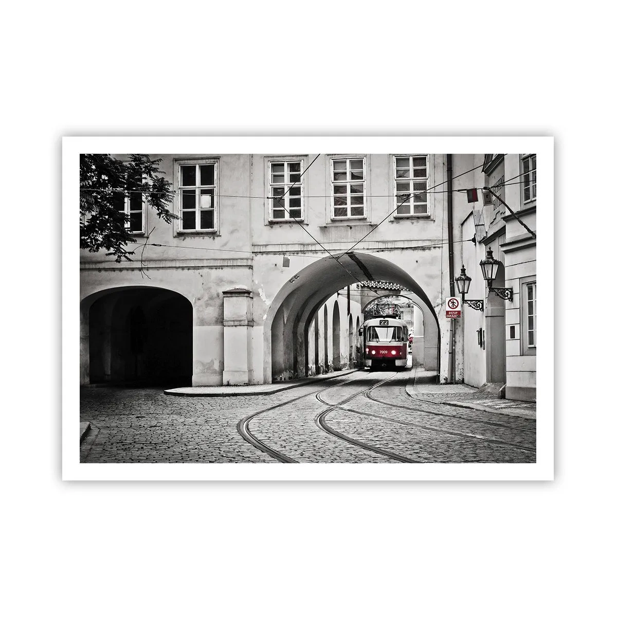 Póster - Un tranvía en blanco y negro en una calle histórica de la ciudad. - 100x70cm - A través del laberinto urbano - Decoración de pared moderna para salón y dormitorio ARTTOR
