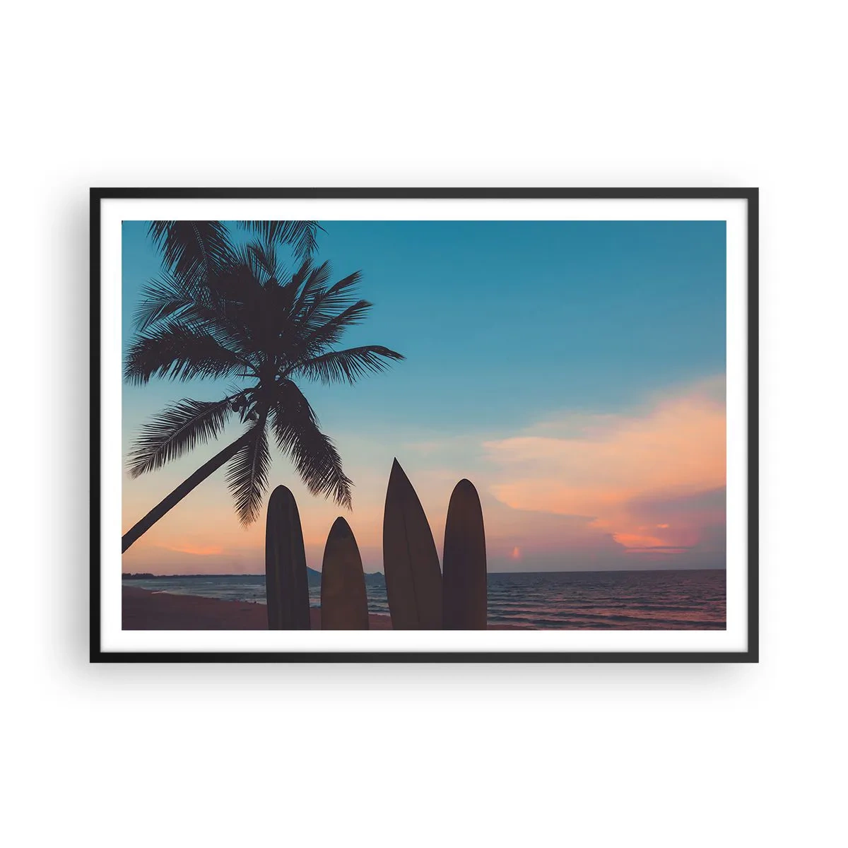 Póster en marco negro - Tablas de surf con una palmera y una puesta de sol como telón de fondo - 100x70cm - Mañana también disfrutaremos - Decoración de pared moderna para salón y dormitorio ARTTOR