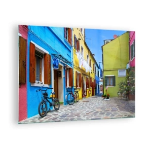 Cuadro sobre vidrio - Impresiones sobre Vidrio - Una calle colorida con bicicletas y casas decoradas. - 70x50cm - Callejón dulce de color pastel - Decoración de pared moderna para salón y dormitorio ARTTOR