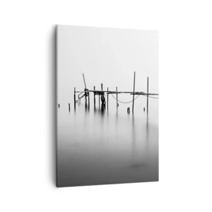 Cuadro sobre lienzo - Impresión de Imagen - Un embarcadero en blanco y negro inmerso en un paisaje brumoso. - 50x70cm - ¿Y si no hay mundo? - Decoración de pared moderna para salón y dormitorio ARTTOR