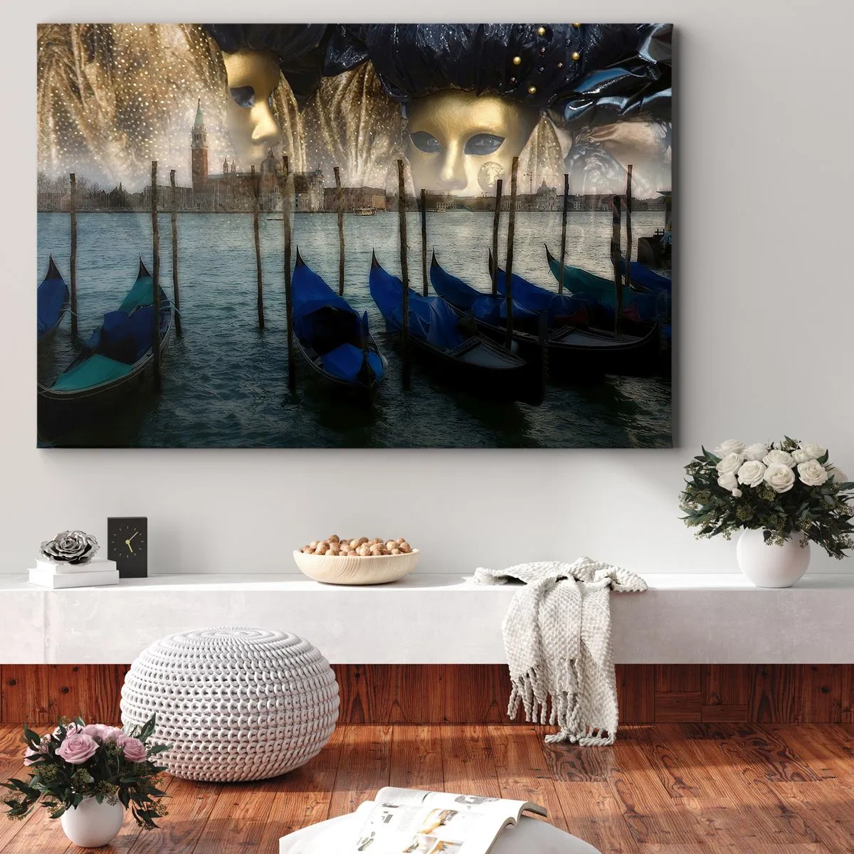 Cuadro sobre lienzo - Impresión de Imagen - Máscaras de carnaval veneciano y góndolas con la ciudad y el agua como telón de fondo. - 100x70cm - El tiempo de carnaval ha comenzado - Decoración de pared moderna para salón y dormitorio ARTTOR