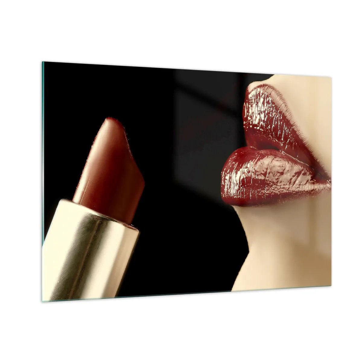 Cuadro sobre vidrio - Impresiones sobre Vidrio - Labios sensuales con lápiz labial carmesí sobre un fondo oscuro. - 100x70cm - Sensualidad y brillo del carmín - Decoración de pared moderna para salón y dormitorio ARTTOR