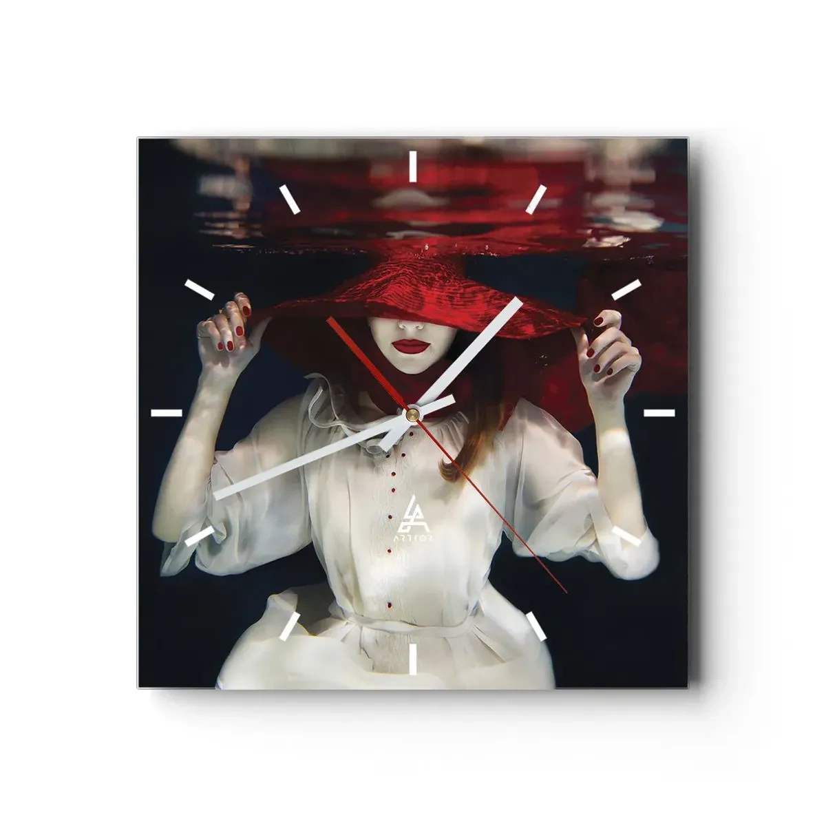 Reloj de pared - Reloj de vidrio - Una mujer con un sombrero rojo sumergida en el agua. - 30x30cm - Blanco y rojo - Decoración de pared moderna para salón y dormitorio ARTTOR
