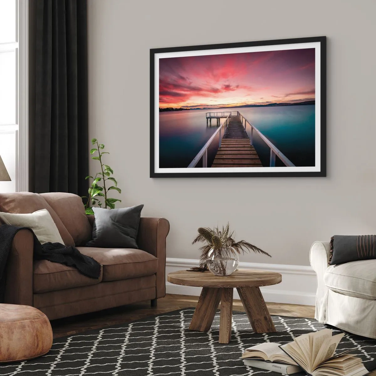 Póster en marco negro - Un embarcadero que conduce a un lago tranquilo al atardecer. - 70x50cm - La suave llama del atardecer - Decoración de pared moderna para salón y dormitorio ARTTOR