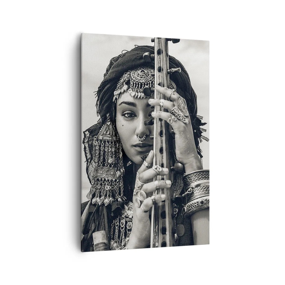 Cuadro sobre lienzo - Impresión de Imagen - Retrato de una mujer con joyas étnicas sosteniendo un instrumento en la mano. - 80x120cm - La música propia de Oriente - Decoración de pared moderna para salón y dormitorio ARTTOR