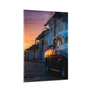 Cuadro sobre vidrio - Impresiones sobre Vidrio - Coche retro y bicicleta en la calle a la luz del sol poniente. - 80x120cm - Aquí el tiempo se ralentiza - Decoración de pared moderna para salón y dormitorio ARTTOR
