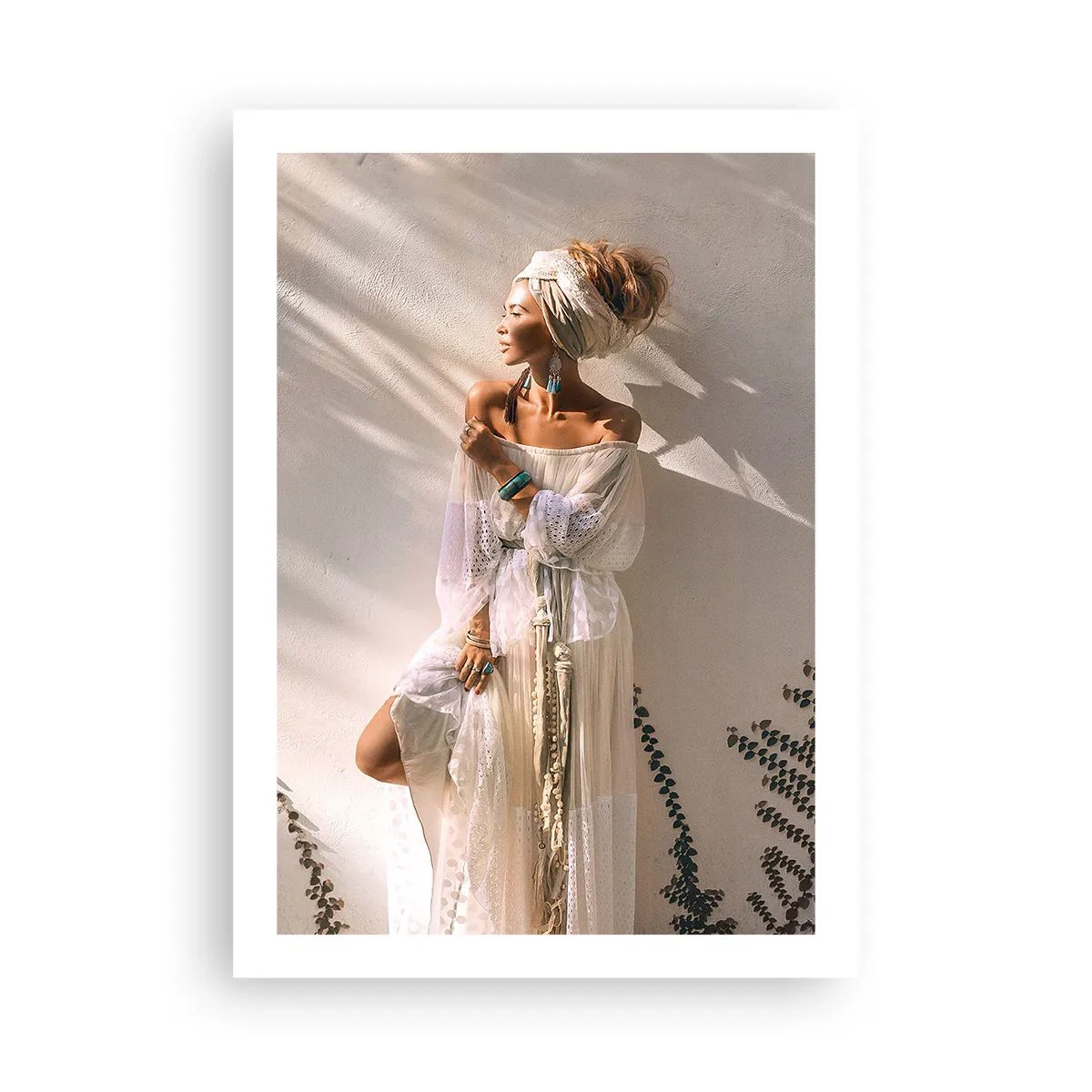 Póster - Mujer elegante con un vestido boho frente a una pared clara - 50x70cm - El sol y la joven - Decoración de pared moderna para salón y dormitorio ARTTOR