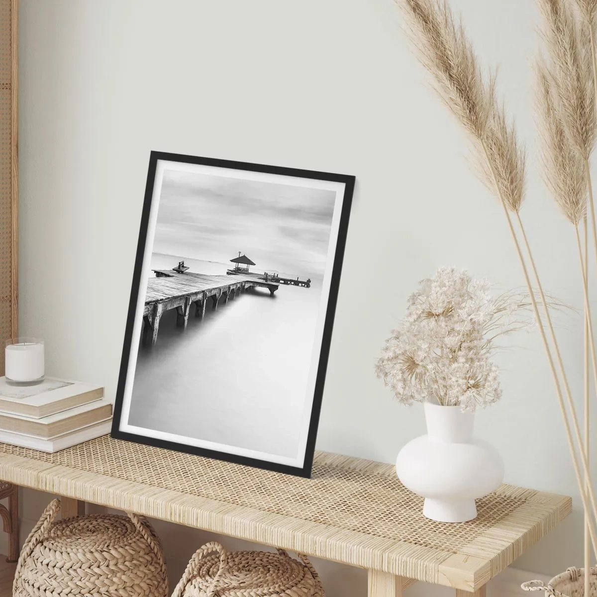 Póster en marco negro - Un muelle blanco y negro sobre un mar en calma. - 50x70cm - Lejos - Decoración de pared moderna para salón y dormitorio ARTTOR