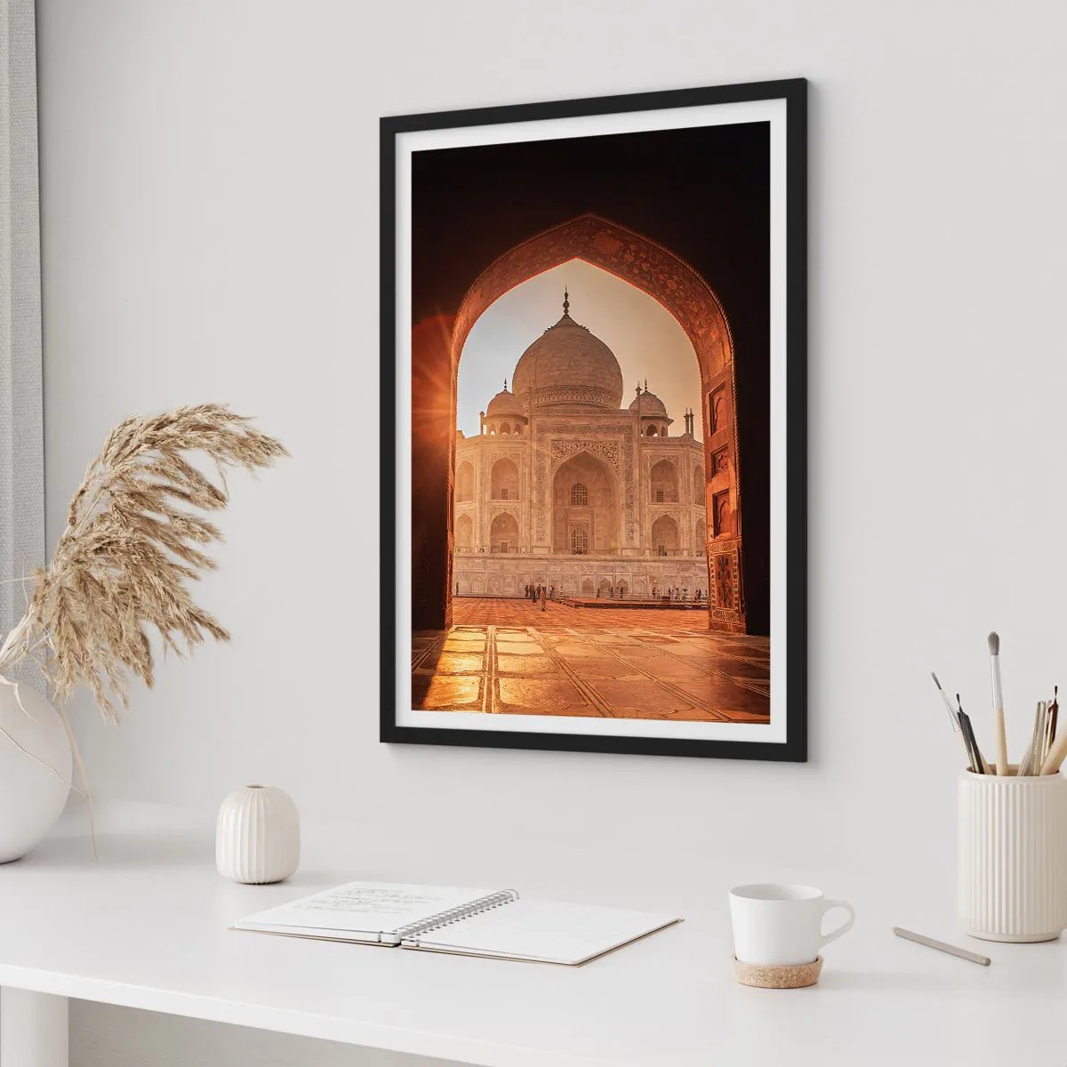 Póster en marco negro - Un monumento al amor sobrenatural - 50x70 cm