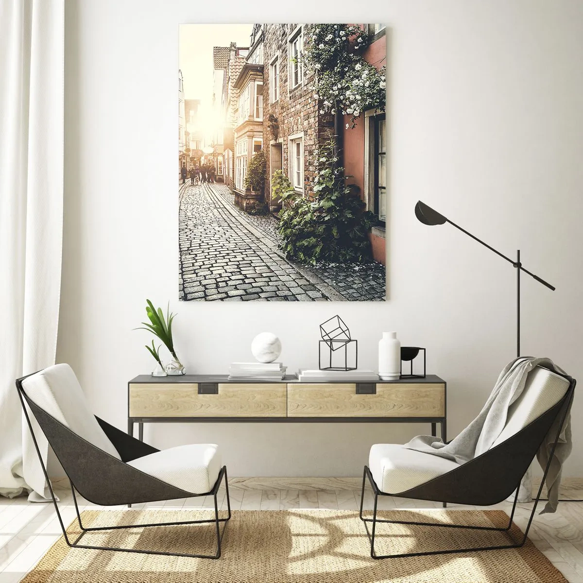 Cuadro sobre vidrio - Impresiones sobre Vidrio - Una encantadora calle con pavimento de piedra y flores. - 80x120cm - El callejón de las rosas - Decoración de pared moderna para salón y dormitorio ARTTOR