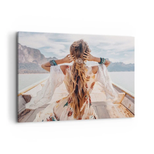 Cuadro sobre lienzo - Impresión de Imagen - Mujer en un barco con vistas a las montañas y al agua, estilo boho - 100x70cm - Rumbo a la felicidad - Decoración de pared moderna para salón y dormitorio ARTTOR