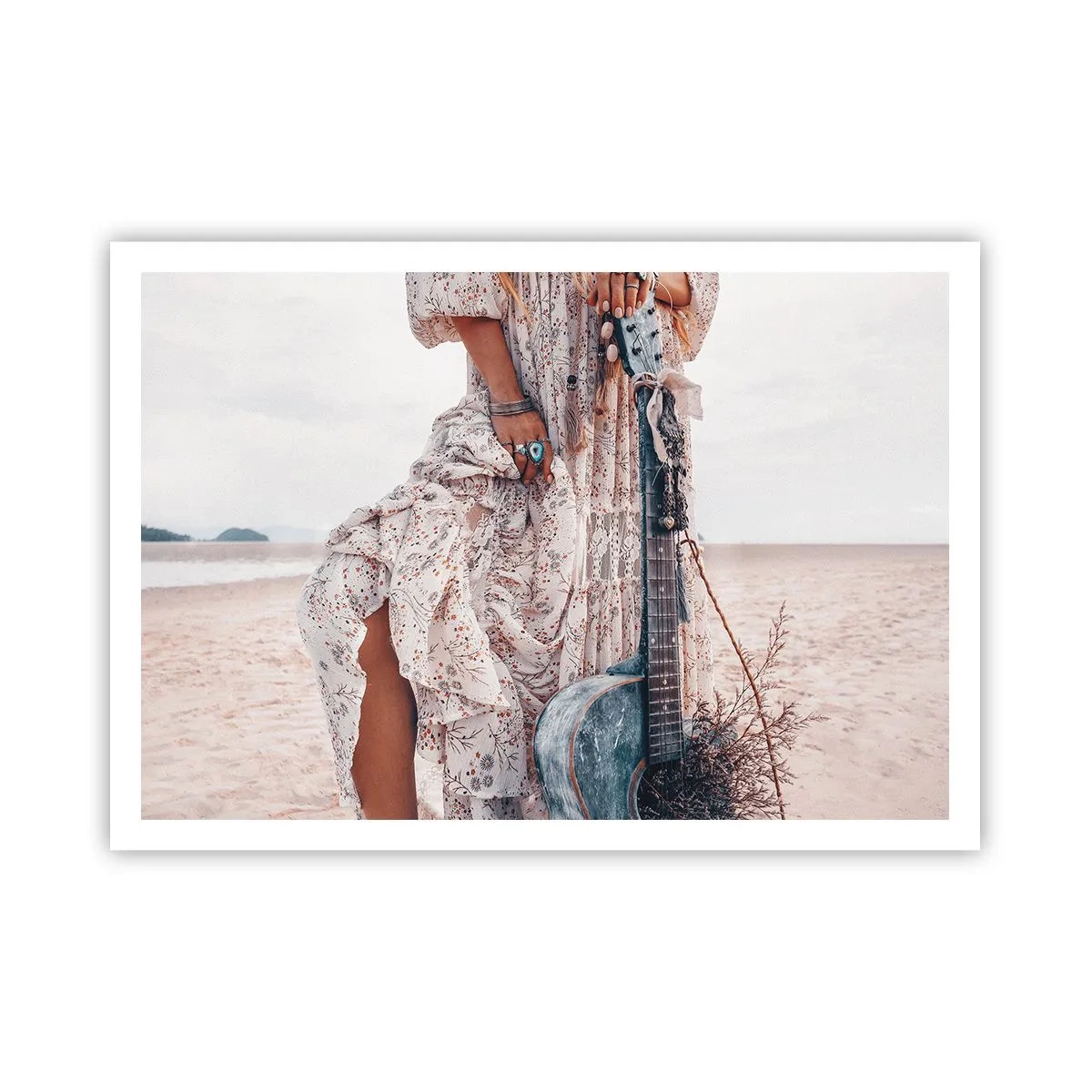 Póster - Mujer de estilo boho con guitarra en la playa - 100x70cm - Una flor en el camino - Decoración de pared moderna para salón y dormitorio ARTTOR