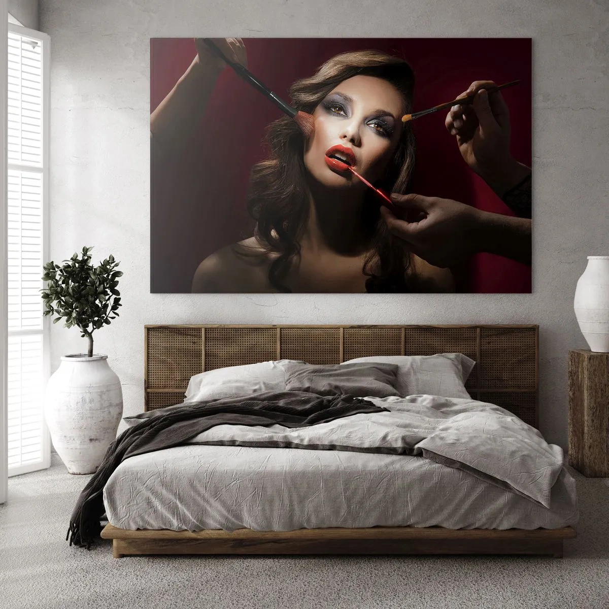 Cuadro sobre vidrio - Impresiones sobre Vidrio - Mujer aplicándose maquillaje sobre un fondo oscuro - 100x70cm - Hermoso y de ensueño - Decoración de pared moderna para salón y dormitorio ARTTOR