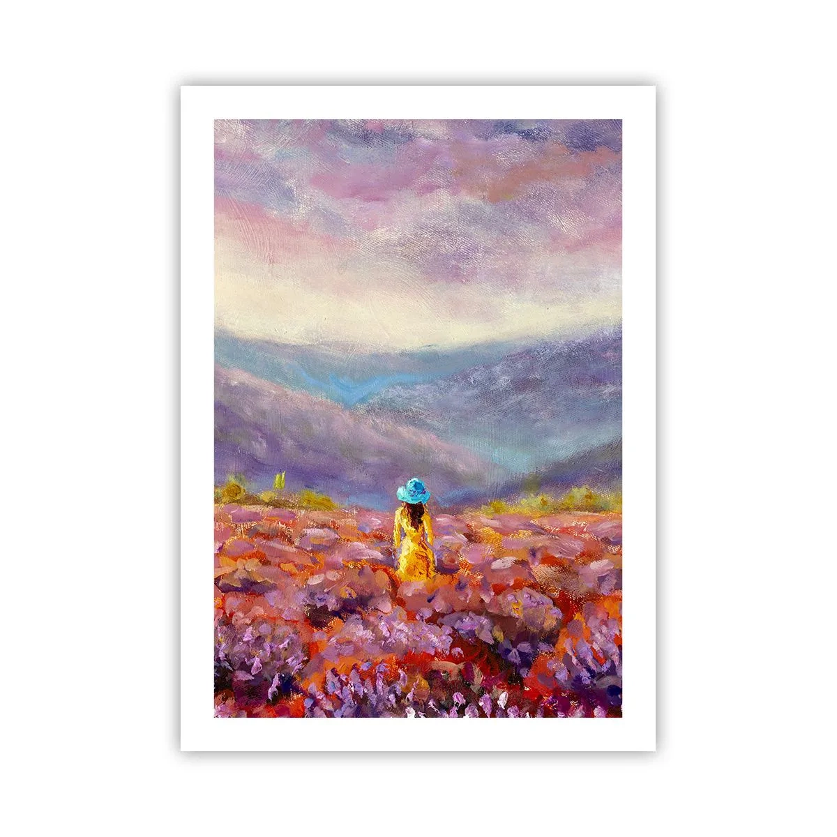 Póster - Un campo de lavanda con una mujer que lleva un sombrero frente a un fondo de montañas. - 50x70cm - En un mundo de lavanda - Decoración de pared moderna para salón y dormitorio ARTTOR