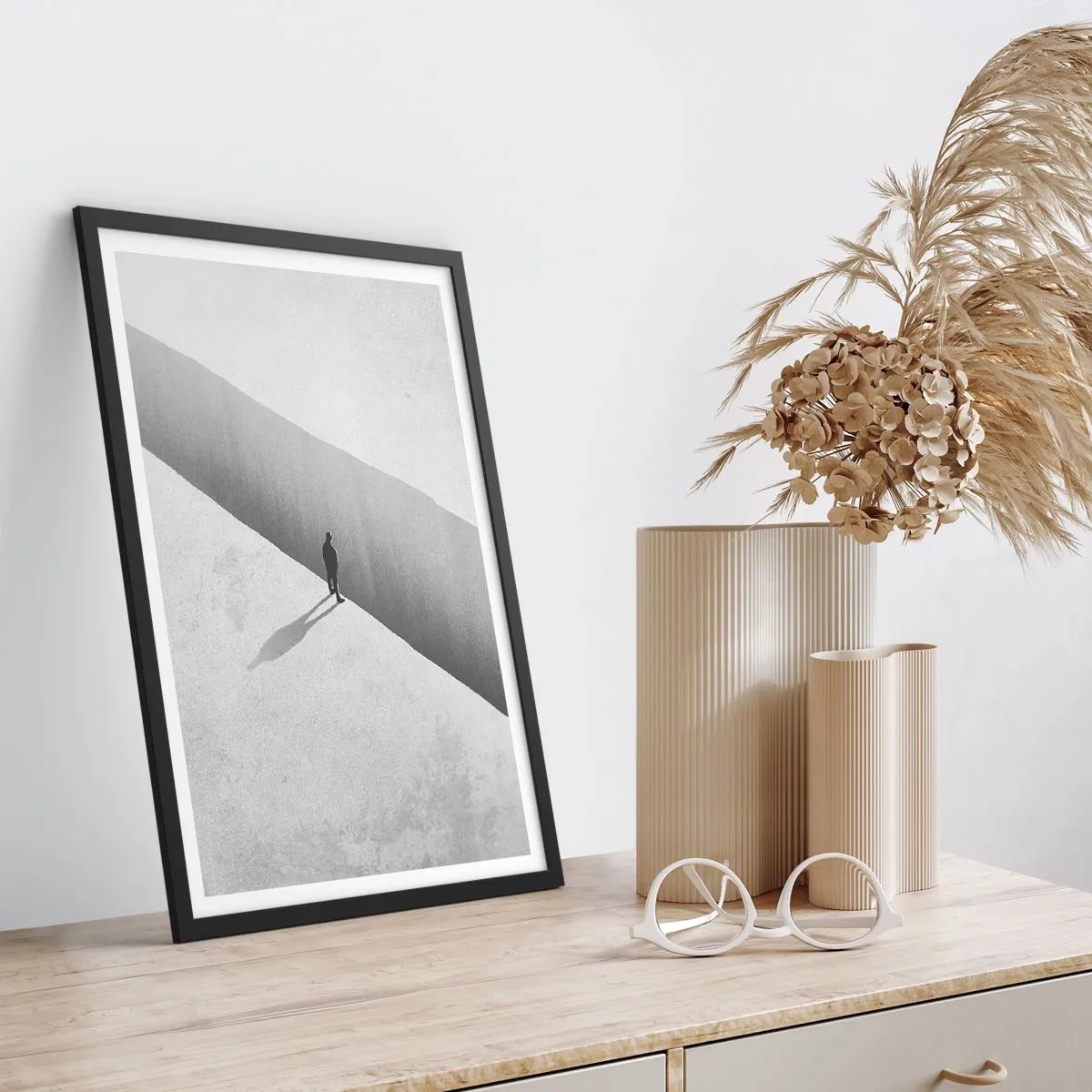 Póster en marco negro - Una figura parada sobre un precipicio en un entorno monocromático. - 50x70cm - Sin un destino claro - Decoración de pared moderna para salón y dormitorio ARTTOR
