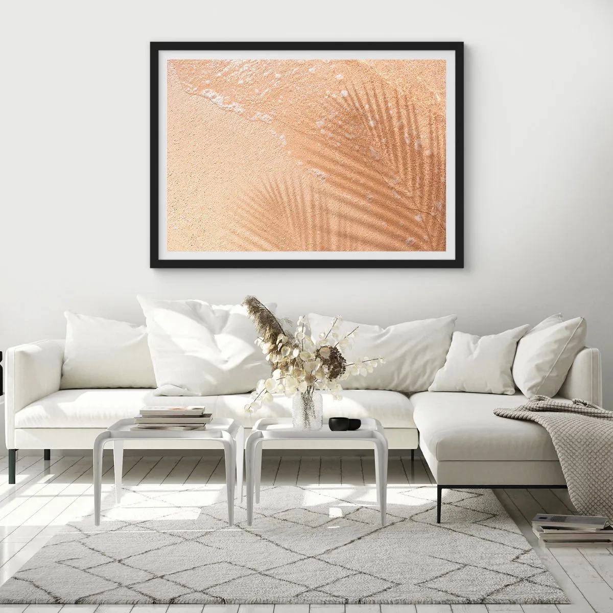 Póster en marco negro - La sombra de una palmera sobre la arena con un delicado patrón de ondas. - 70x50cm - La sombra de un verano caluroso - Decoración de pared moderna para salón y dormitorio ARTTOR