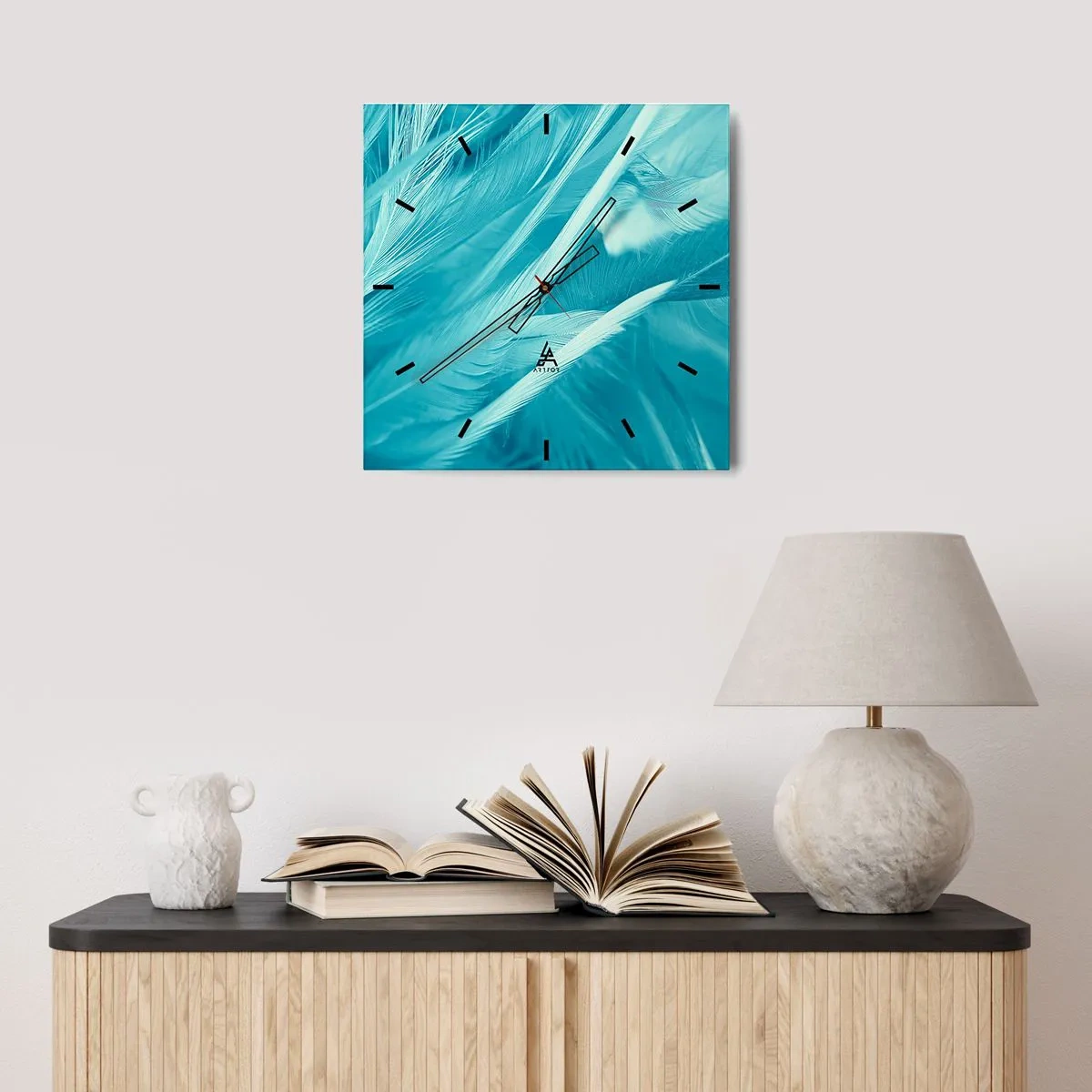Reloj de pared - Reloj de vidrio - Delicadas plumas turquesas en primer plano - 30x30cm - Un manto real  - Decoración de pared moderna para salón y dormitorio ARTTOR
