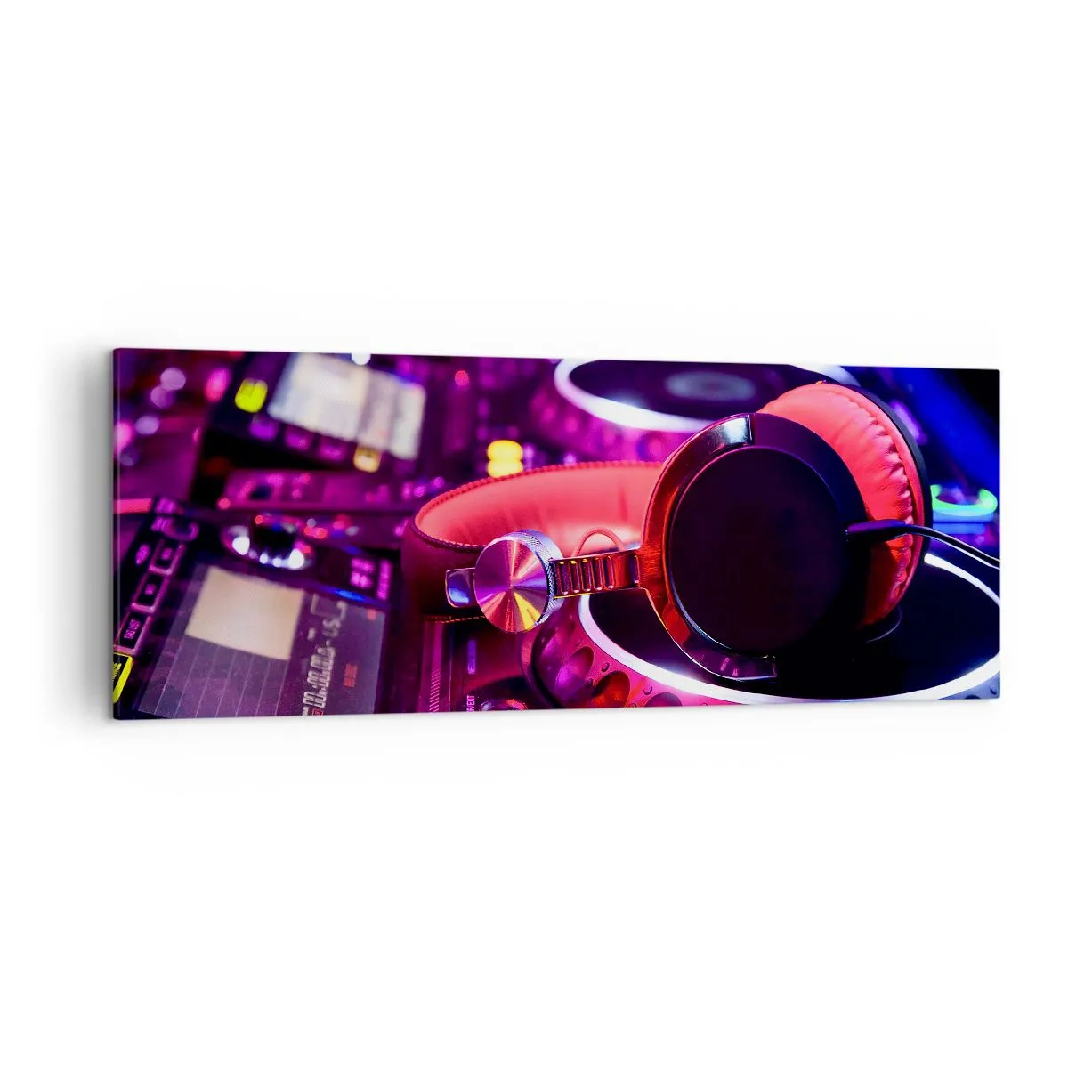 Cuadro sobre lienzo - Impresión de Imagen - Auriculares de DJ en una consola con iluminación de neón. - 140x50cm - Antes de que comience la diversión - Decoración de pared moderna para salón y dormitorio ARTTOR