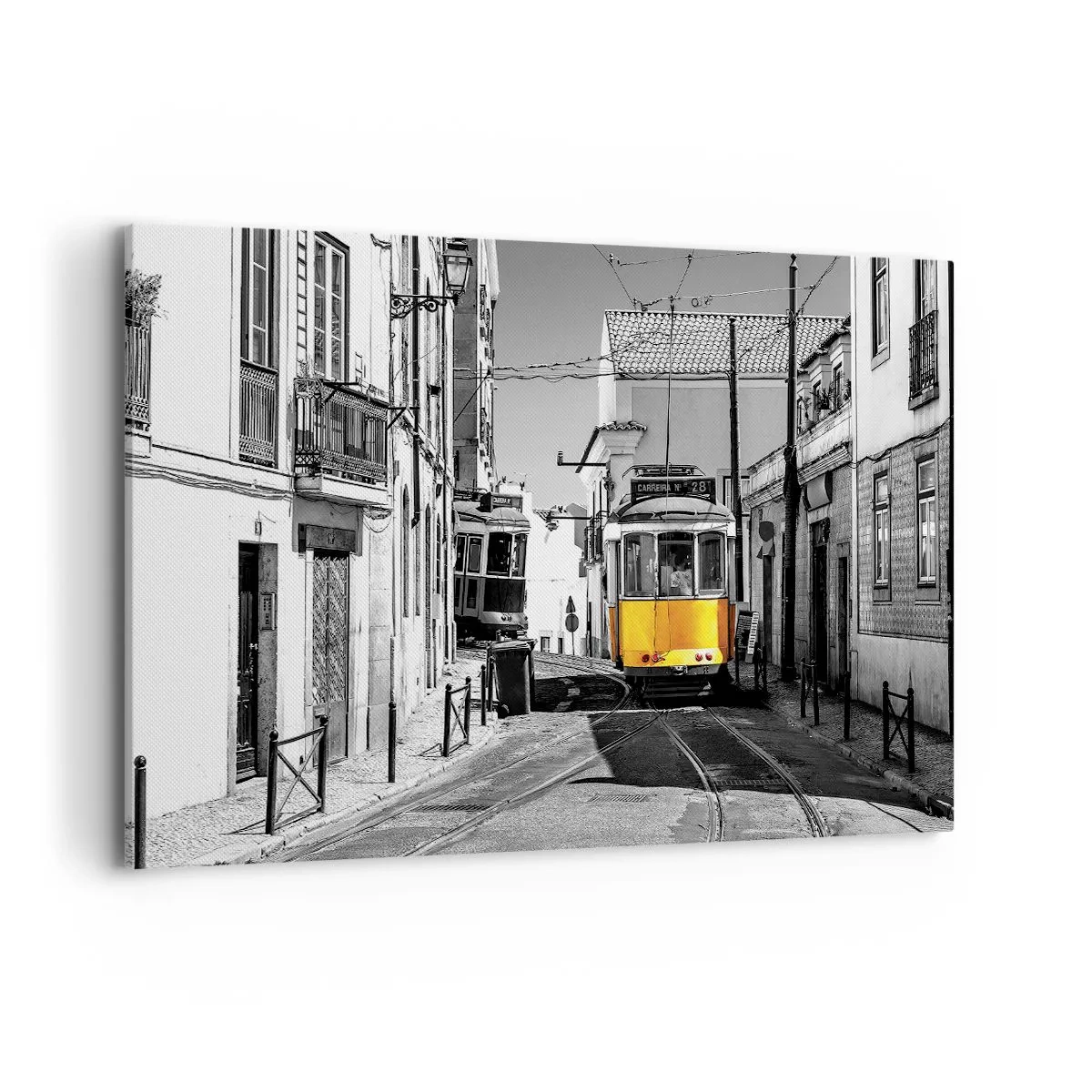 Cuadro sobre lienzo - Impresión de Imagen - Un tranvía amarillo en las calles de Lisboa en un entorno monocromático. - 120x80cm - Espíritu de Lisboa - Decoración de pared moderna para salón y dormitorio ARTTOR
