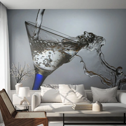 Fotomural Premium Canvas - Un vaso de agua en movimiento sobre un fondo claro. - 100x70cm - Agua cristalina en vaso de vidrio - Decoración de pared moderna para salón y dormitorio ARTTOR