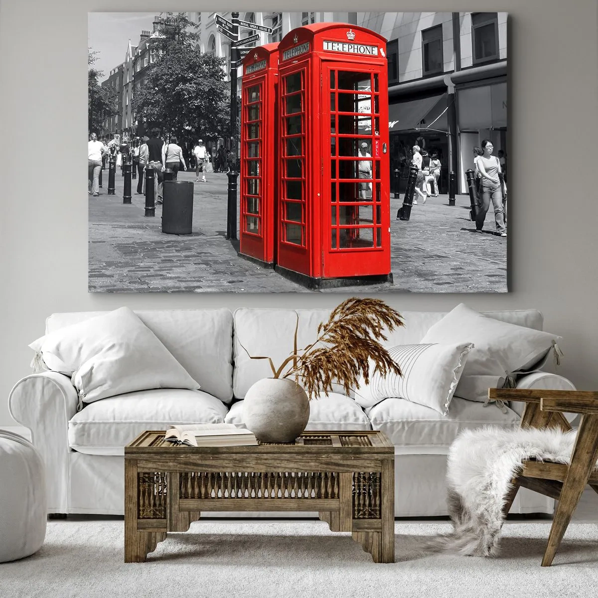 Cuadro sobre lienzo - Impresión de Imagen - Cabinas telefónicas rojas sobre un fondo urbano en blanco y negro. - 70x50cm - Cabinas telefónicas rojas - Decoración de pared moderna para salón y dormitorio ARTTOR