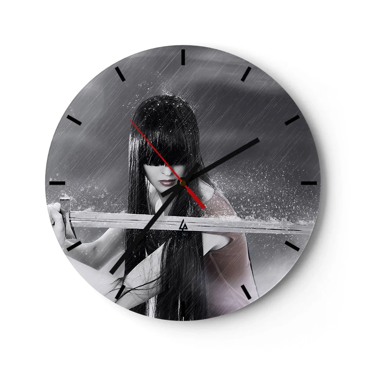 Reloj de pared - Reloj de vidrio - Mujer con una espada bajo la lluvia con un fondo dramático - 30x30cm - Hermosa y peligrosa - Decoración de pared moderna para salón, cocina y dormitorio ARTTOR