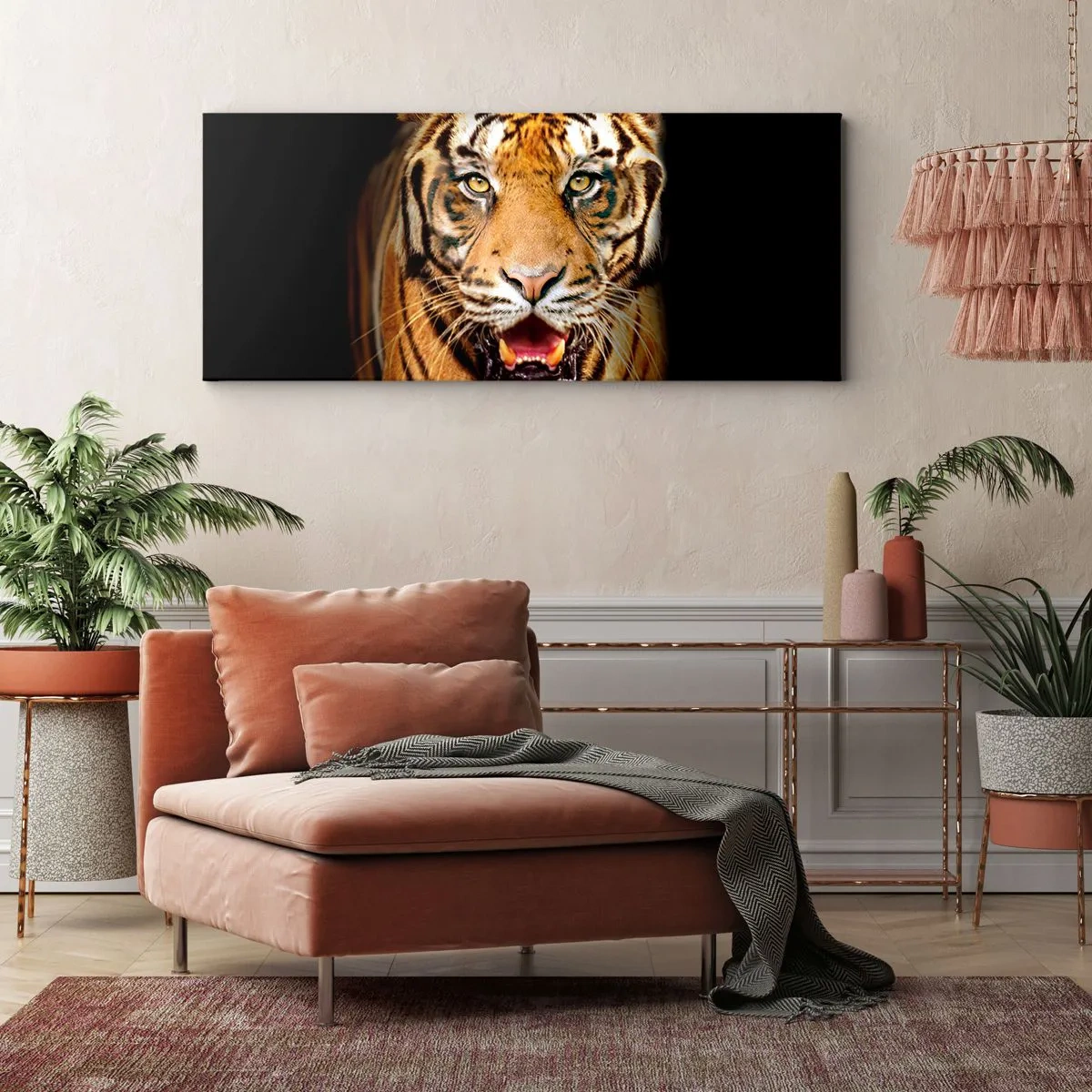 Cuadro sobre lienzo - Impresión de Imagen - Un tigre con la boca abierta sobre un fondo negro. - 160x50cm - Salvaje de corazón - Decoración de pared moderna para salón y dormitorio ARTTOR