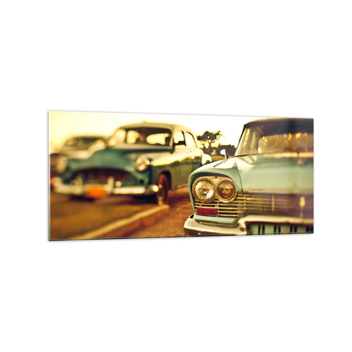 Cuadro sobre vidrio - Impresiones sobre Vidrio - Coches clásicos bajo la cálida luz del atardecer. - 120x50cm - A la espera del futuro - Decoración de pared moderna para salón y dormitorio ARTTOR