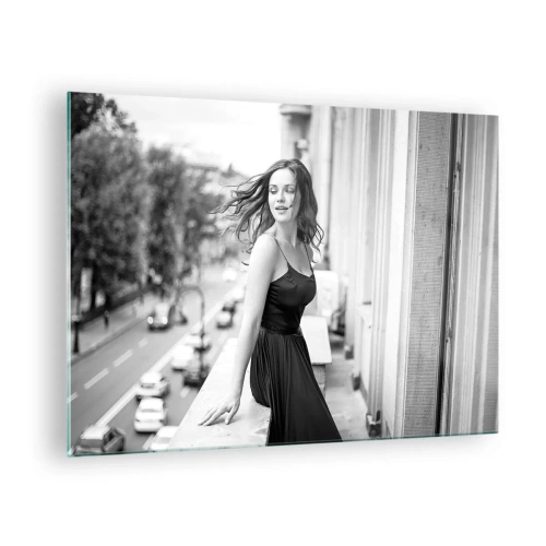 Cuadro sobre vidrio - Impresiones sobre Vidrio - Una mujer con un vestido negro en un balcón de estilo parisino. - 70x50cm - Ciertamente, parisina - Decoración de pared moderna para salón y dormitorio ARTTOR