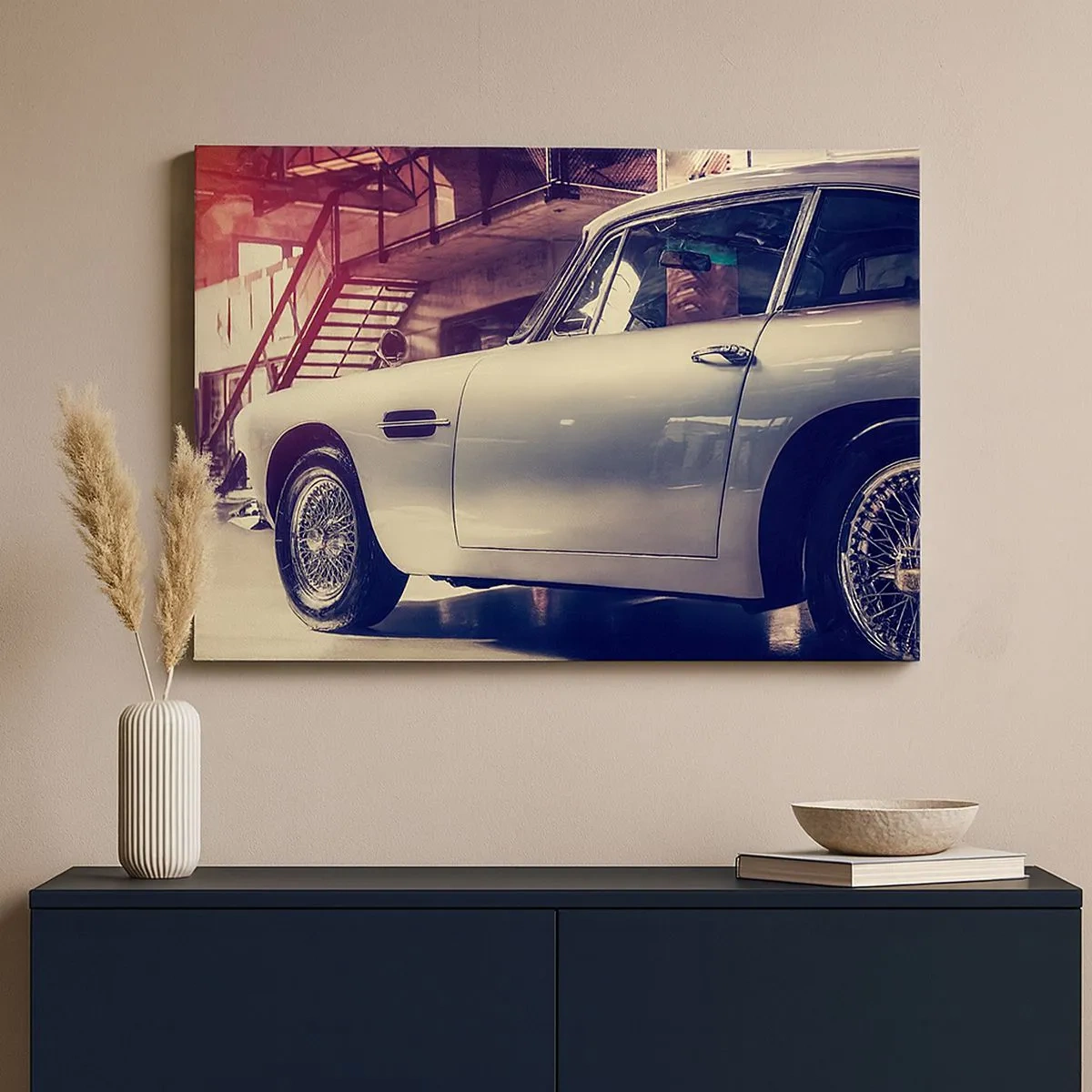 Cuadro sobre lienzo - Impresión de Imagen - Un coche clásico en un elegante garaje con un interior industrial. - 70x50cm - Los clásicos no envejecen - Decoración de pared moderna para salón y dormitorio ARTTOR