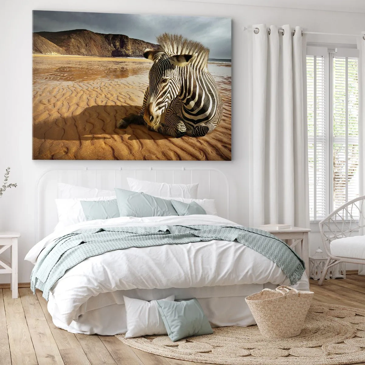 Cuadro sobre lienzo - Impresión de Imagen - Una cebra descansando en una playa de arena con acantilados al fondo. - 70x50cm - Encajamos juntos - Decoración de pared moderna para salón y dormitorio ARTTOR
