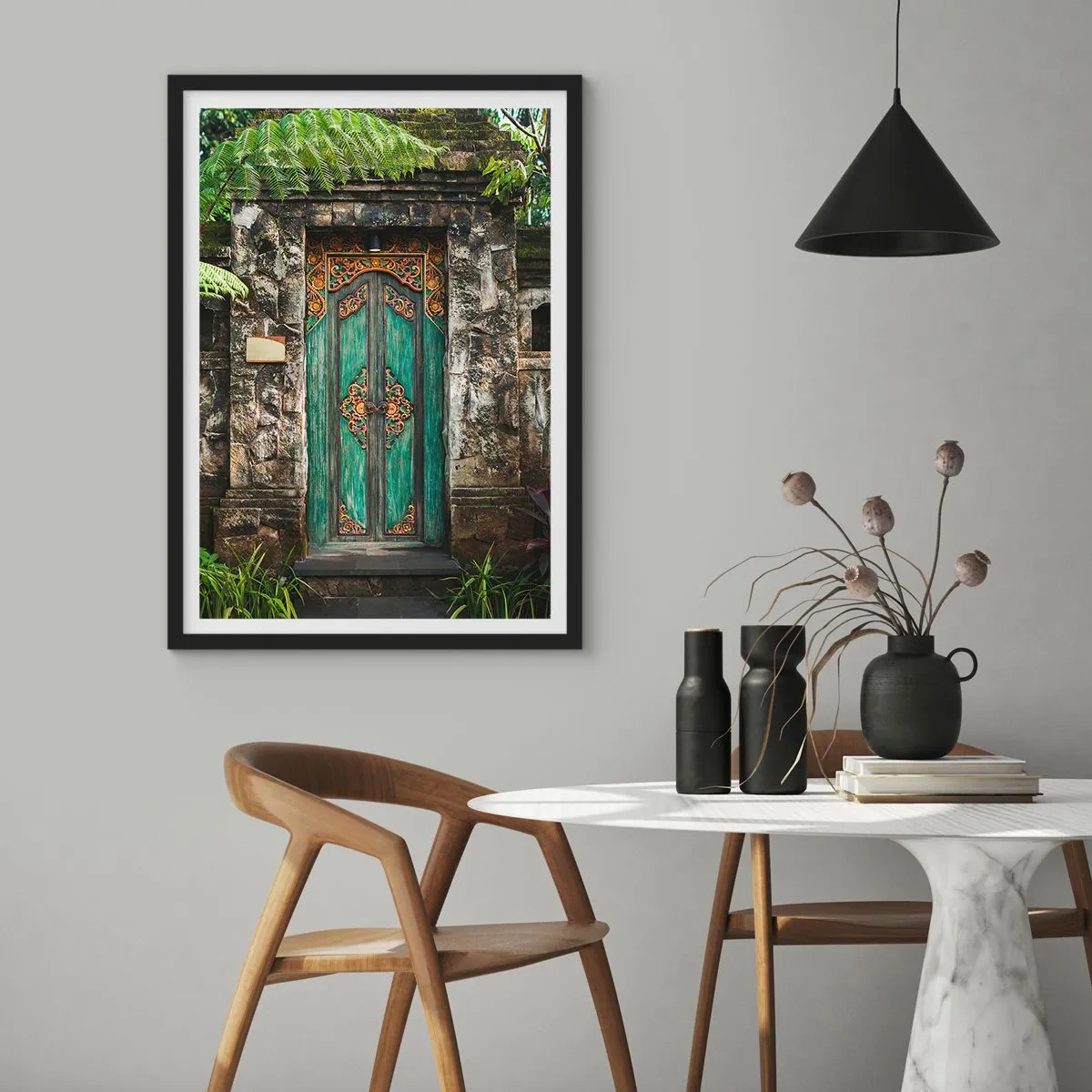 Póster en marco negro - Puerta rústica con adornos orientales en verde. - 50x70cm - Una puerta a un mundo exótico - Decoración de pared moderna para salón y dormitorio ARTTOR
