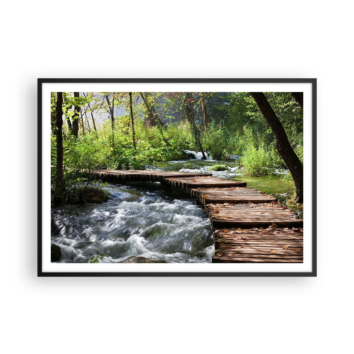 Póster en marco negro - Un puente de madera sobre un arroyo caudaloso rodeado por el verdor del bosque. - 100x70cm - Sobre una cascada de espuma - Decoración de pared moderna para salón y dormitorio ARTTOR