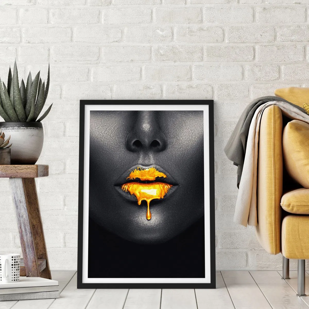Póster en marco negro - Rostro de una mujer negra con pintura naranja en los labios. - 50x70cm - Labios de oro - Decoración de pared moderna para salón y dormitorio ARTTOR