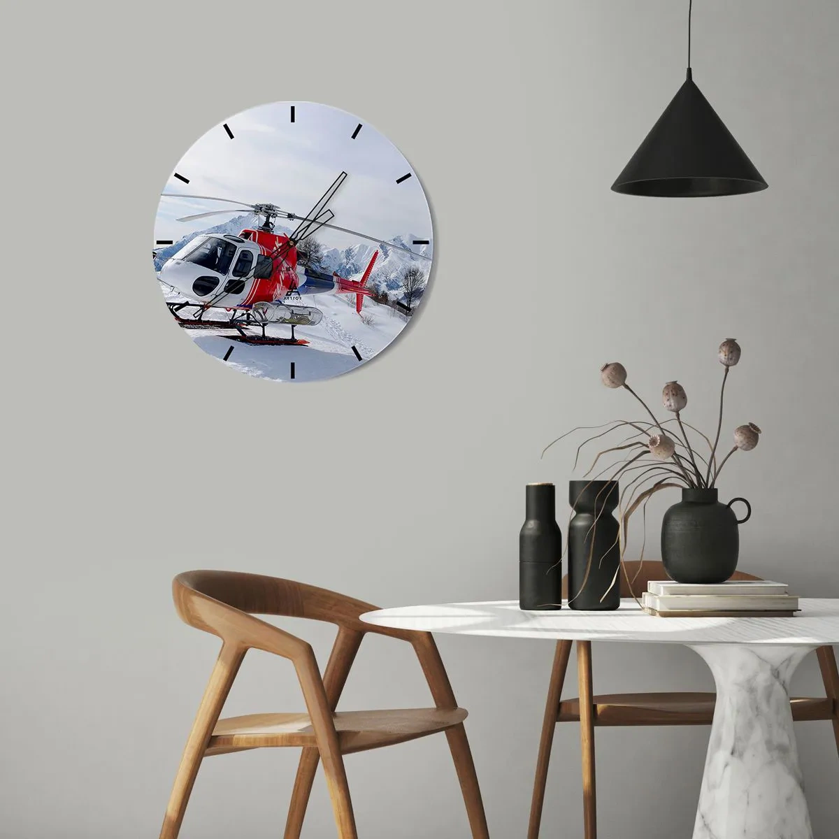 Reloj de pared - Reloj de vidrio - Un helicóptero rojo sobre un fondo de montañas y nieve. - 30x30cm - Siempre listo - Decoración de pared moderna para salón, cocina y dormitorio ARTTOR