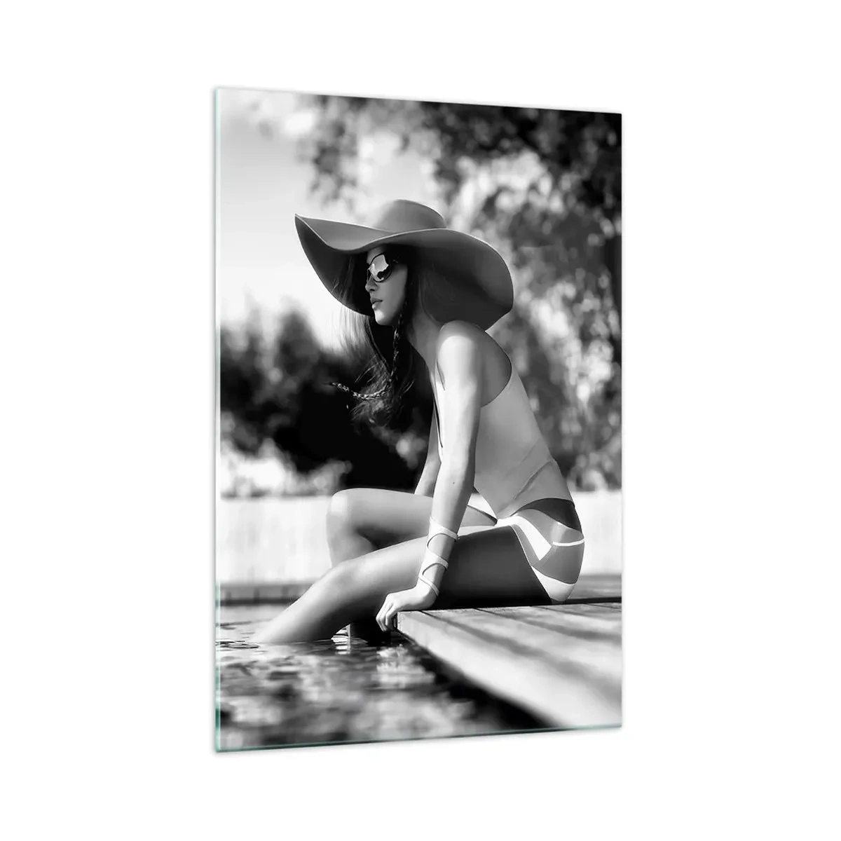 Cuadro sobre vidrio - Impresiones sobre Vidrio - Mujer con sombrero junto a la piscina en blanco y negro - 70x100cm - Un sueño de verano - Decoración de pared moderna para salón y dormitorio ARTTOR